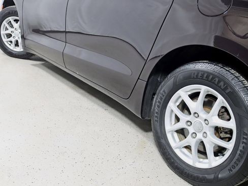 Used 2017 Chrysler Pacifica Touring image 12