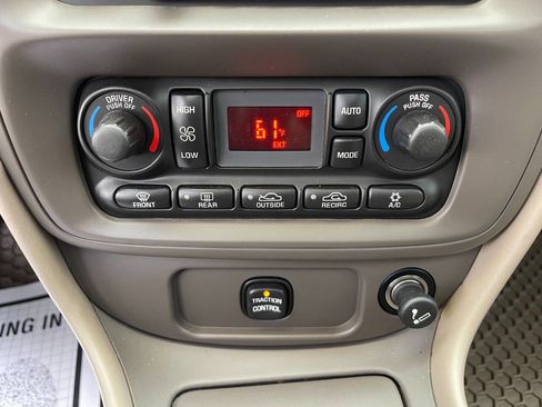 Used 2004 Pontiac Bonneville SLE image 24