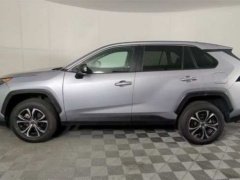 Used 2022 Toyota RAV4 LE image 9
