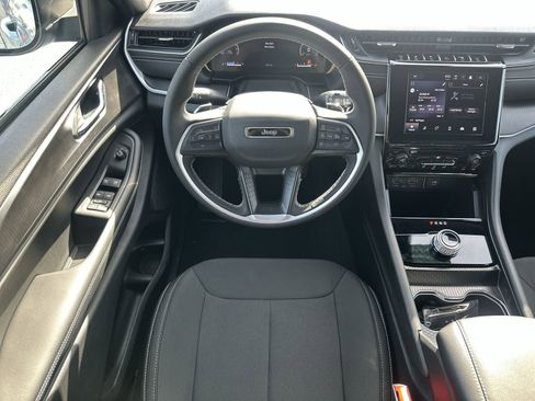 Used 2025 Jeep Grand Cherokee Laredo X AWD/4WD image 17