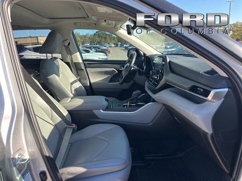 Used 2022 Toyota Highlander XLE image 9