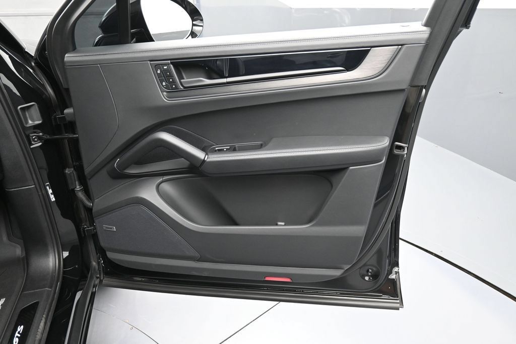 Certified 2025 Porsche Cayenne GTS AWD/4WD image 30