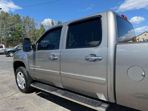 Used 2012 GMC Sierra 2500 Denali w/ Suspension Package, Off-Road AWD/4WD image 8