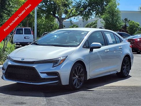 Used 2025 Toyota Corolla SE FWD image 3