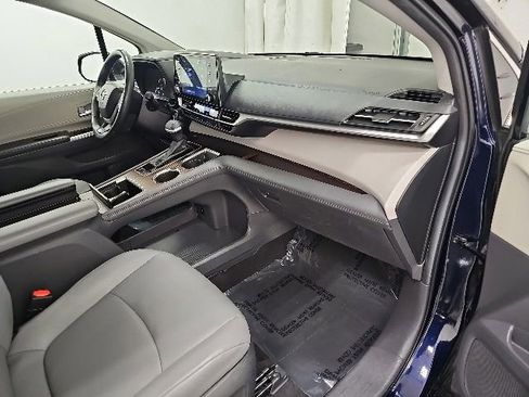 Used 2024 Toyota Sienna XLE FWD image 38