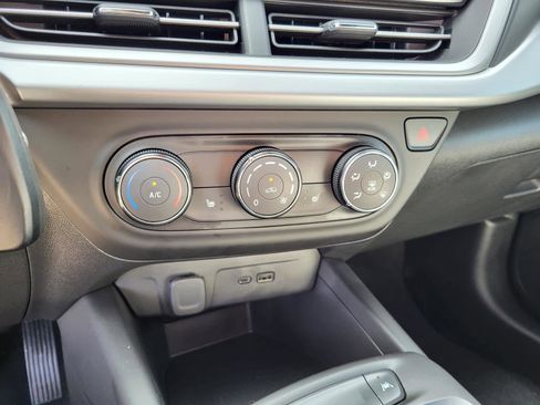 Used 2025 Chevrolet Trax RS w/ Sunroof Package image 22