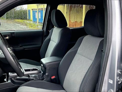 Used 2021 Toyota Tacoma TRD Off-Road w/ Technology Package image 9