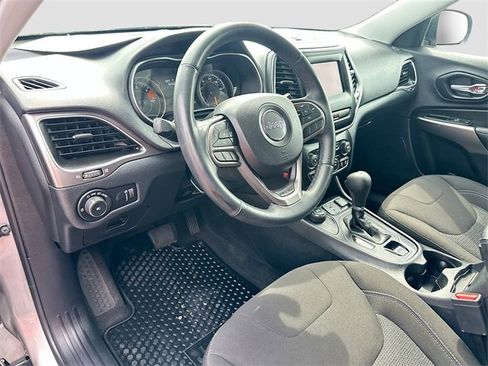 Used 2019 Jeep Cherokee Latitude w/ Cold Weather Group image 9