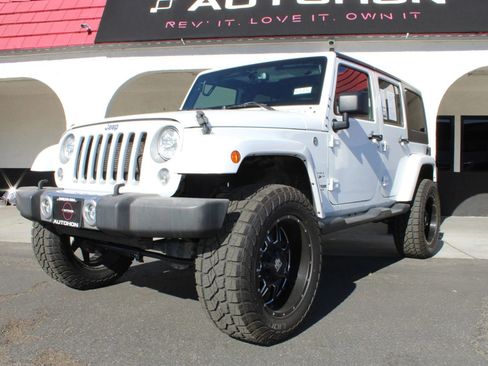Used 2018 Jeep Wrangler Unlimited Sahara w/ Connectivity Group image 4