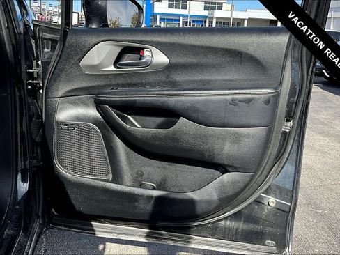 Used 2022 Chrysler Pacifica Limited w/ Uconnect Theater Family Group image 27
