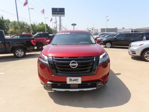 Used 2024 Nissan Pathfinder SL w/ Black Appearance Package FWD image 4