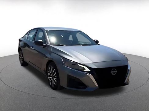 Used 2025 Nissan Altima 2.5 SV FWD image 3