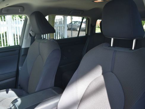 Used 2025 Toyota Highlander LE FWD image 9