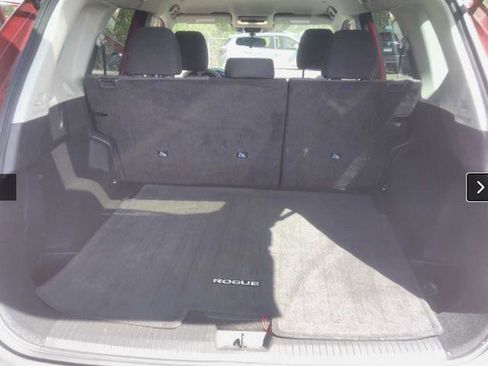 Used 2023 Nissan Rogue SV image 2