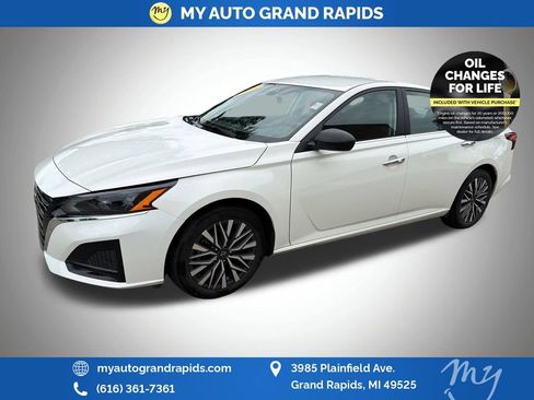 Used 2025 Nissan Altima 2.5 SV FWD image 3