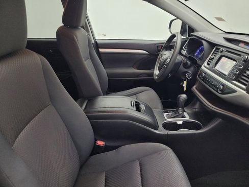 Used 2019 Toyota Highlander LE image 21