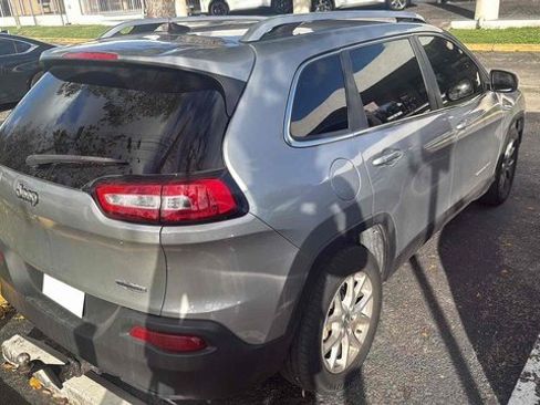 Used 2017 Jeep Cherokee Latitude image 2