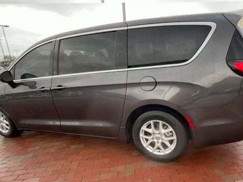 Used 2023 Chrysler Pacifica Touring-L image 7