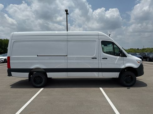 Used 2025 Mercedes-Benz Sprinter 2500 image 5