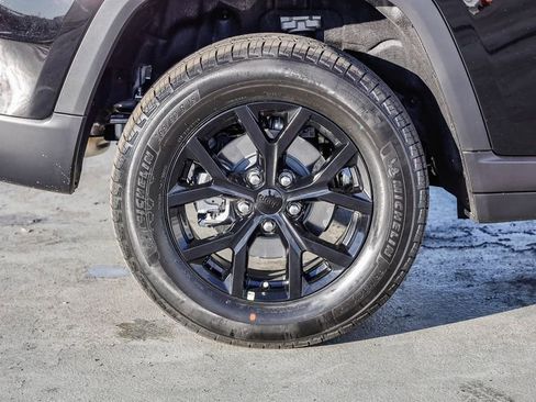 New 2025 Jeep Grand Cherokee Altitude image 12