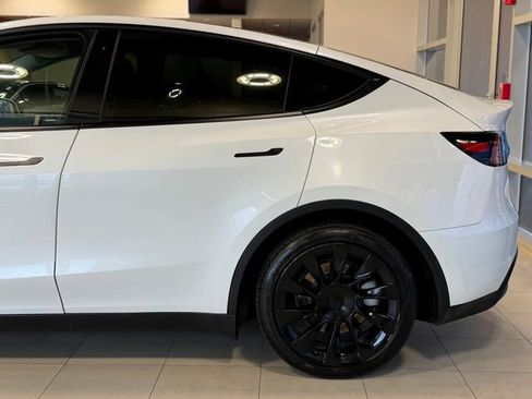 Used 2021 Tesla Model Y Long Range image 11