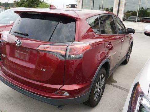 Used 2018 Toyota RAV4 LE FWD image 3