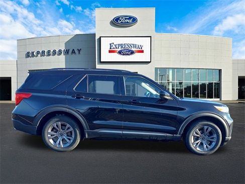 Used 2023 Ford Explorer XLT w/ Equipment Group 202A image 5