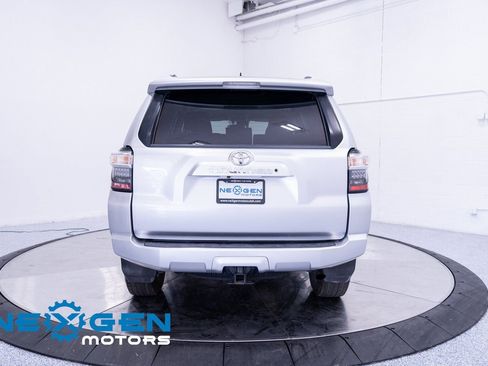 Used 2020 Toyota 4Runner SR5 AWD/4WD image 31