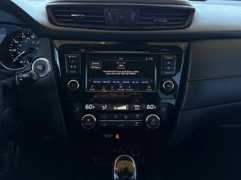 Used 2019 Nissan Rogue SV AWD/4WD image 16