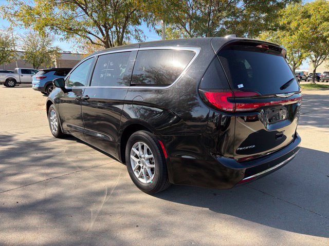 Used 2024 Chrysler Pacifica Touring-L FWD image 8