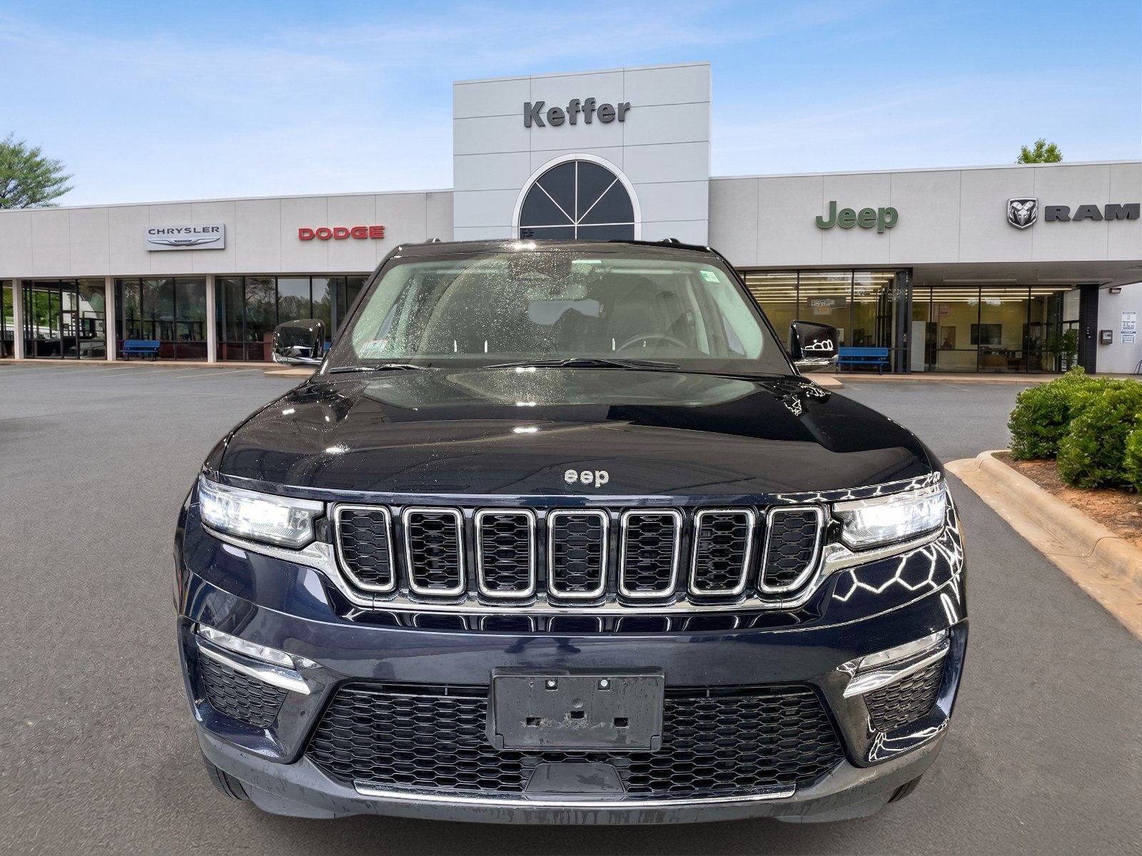 Used 2023 Jeep Grand Cherokee Limited AWD/4WD image 2
