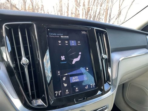 Used 2020 Volvo V60 T5 Momentum image 23