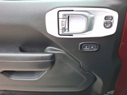 Used 2021 Jeep Wrangler Islander image 12