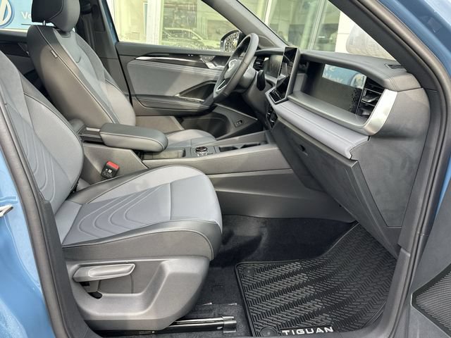 New 2026 Volkswagen Tiguan SE R-Line FWD image 25