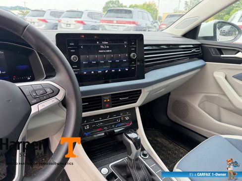 Used 2025 Volkswagen Jetta SE w/ Sunroof Package FWD image 15