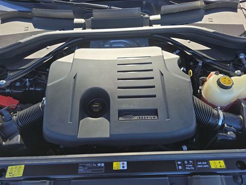 Certified 2025 Land Rover Range Rover SE image 32