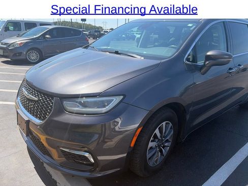 Used 2021 Chrysler Pacifica Touring-L FWD image 1
