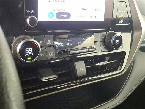 Used 2023 Toyota Highlander L image 18