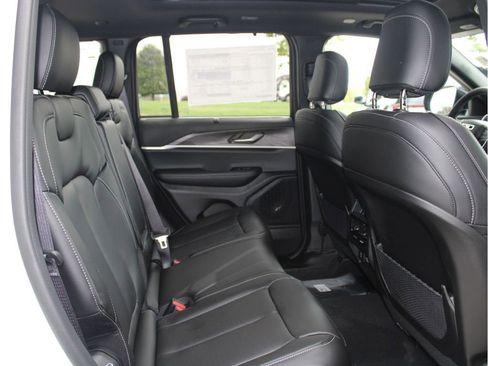 New 2025 Jeep Grand Cherokee Limited w/ Luxury Tech Group II image 27