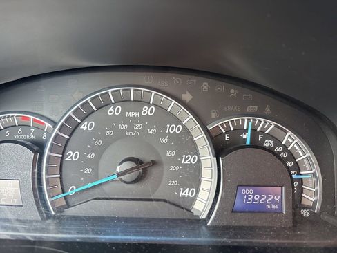 Used 2014 Toyota Camry SE image 12