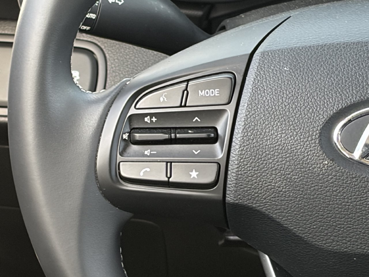 Used 2025 Hyundai Venue Limited FWD image 25