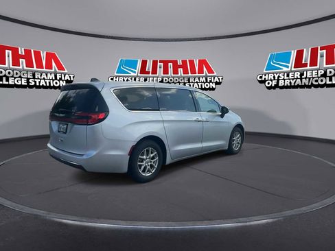 Used 2023 Chrysler Pacifica Touring FWD image 8