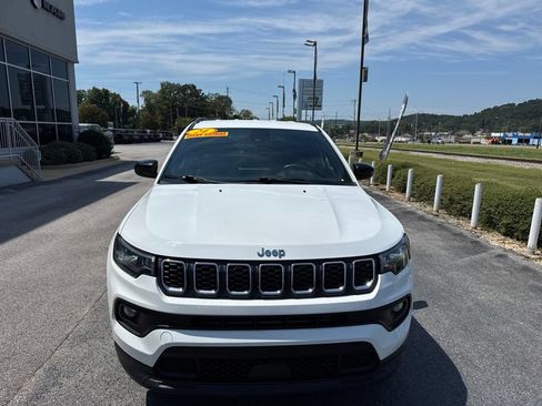 Used 2024 Jeep Compass Latitude AWD/4WD image 2