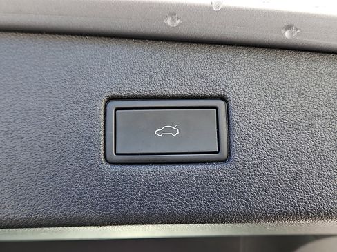 Certified 2022 Volkswagen Tiguan SE image 7