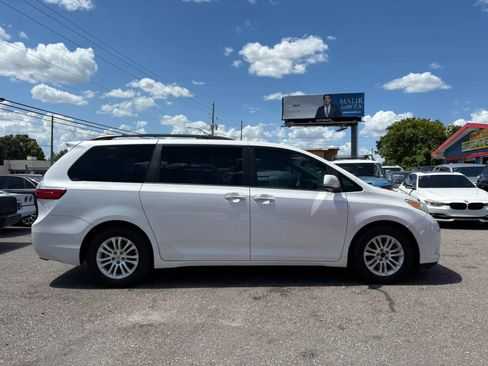 Used 2015 Toyota Sienna XLE Premium FWD image 5