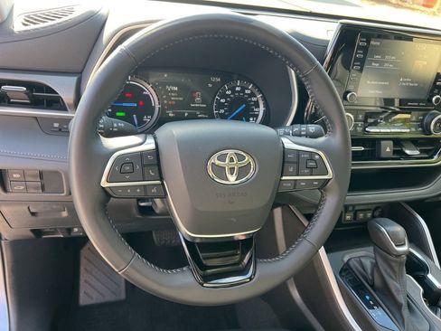 Used 2021 Toyota Highlander XLE image 12