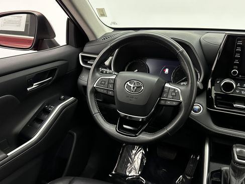 Used 2020 Toyota Highlander XLE image 26