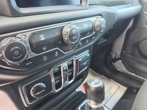 Used 2018 Jeep Wrangler Unlimited Sahara AWD/4WD image 18