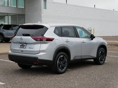 Used 2024 Nissan Rogue SV image 3