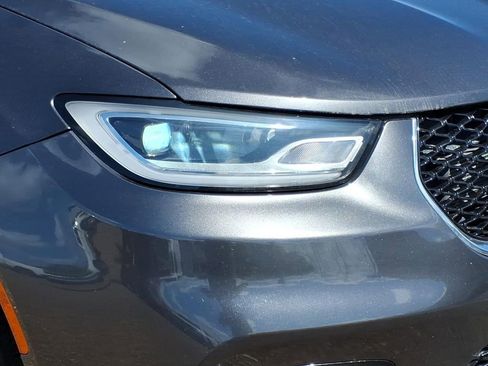 Used 2023 Chrysler Pacifica Touring-L image 8
